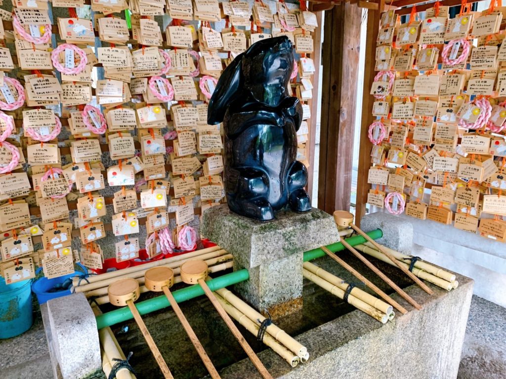 岡崎神社　手水舎　子授けうさぎ